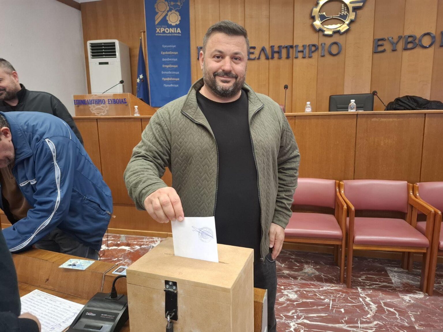 ΚΑΤΑΣΤΗΜΑΤΑΡΧΕΣ ΕΣΤΙΑΣΗΣ: Πρόεδρος ξανά ο Βασίλης Ευθυμίου