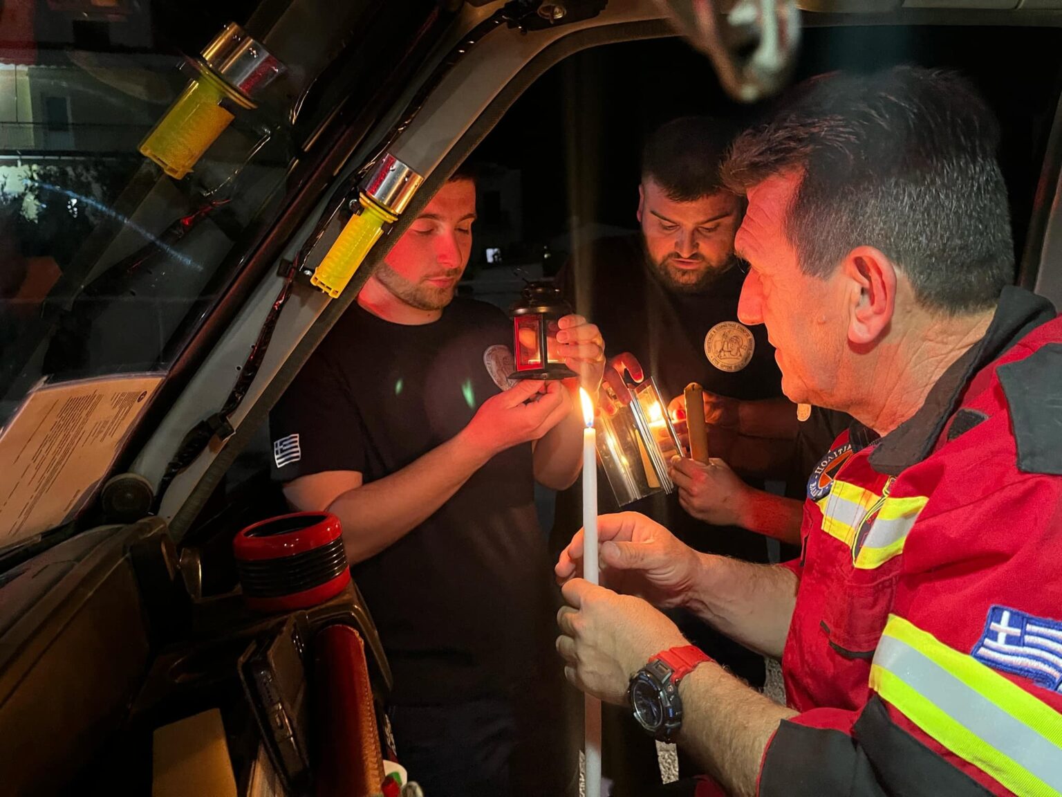 Οι εθελοντές μετέφεραν το Άγιο Φως