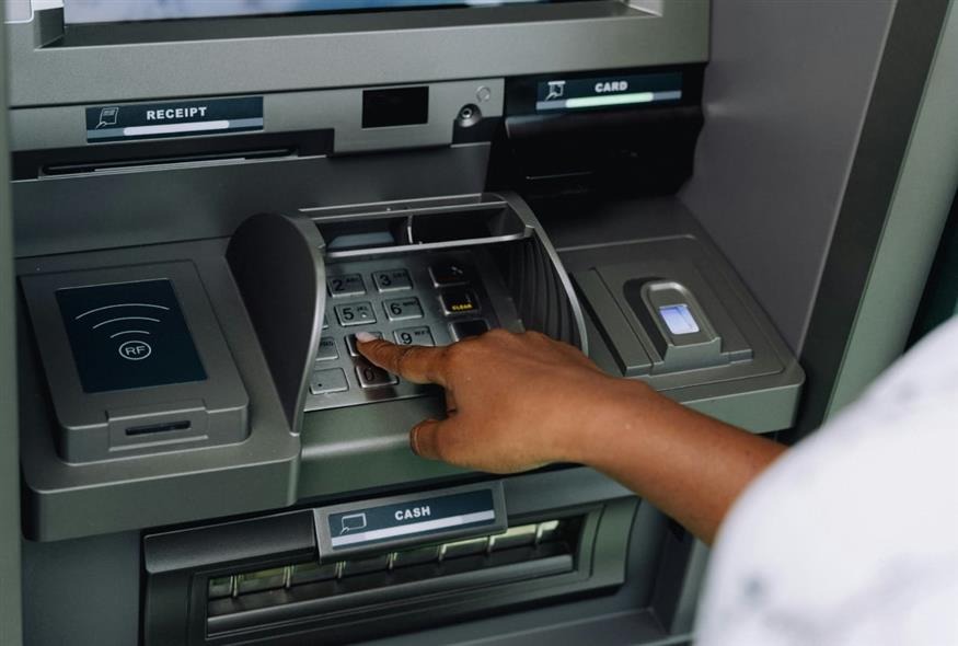 Η «ξεχασμένη απόδειξη» είναι η νέα απάτη στα ΑΤΜ: Πώς επιτήδειοι «ξαφρίζουν» μεγάλα ποσά!