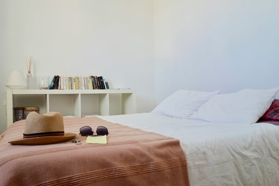 Βαθιά το χέρι στην τσέπη οι ιδιοκτήτες Airbnb: Πάνω από 500 ευρώ το κόστος των νέων μέτρων