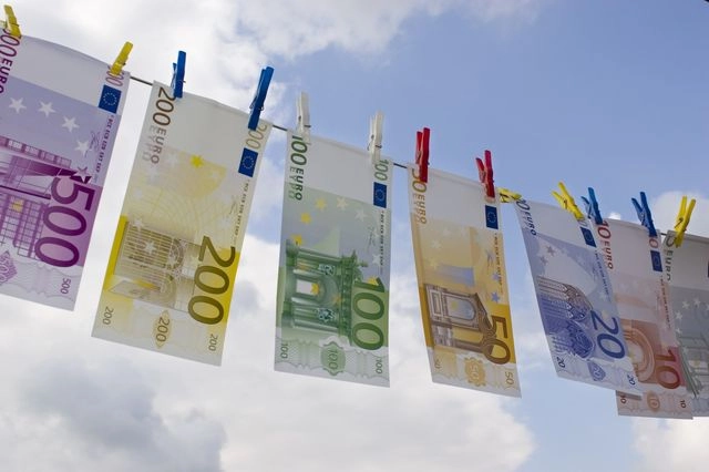 Μαύρο χρήμα ξέπλεναν 200 ανώτεροι δημόσιοι υπάλληλοι – Ανάμεσά τους διευθυντές υπουργείων και υπηρεσιών