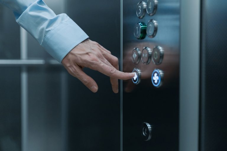 Aνελκυστήρες: Πότε λήγει η προθεσμία δήλωσης στην πλατφόρμα – Ακόμα και 5.000 ευρώ το πρόστιμο