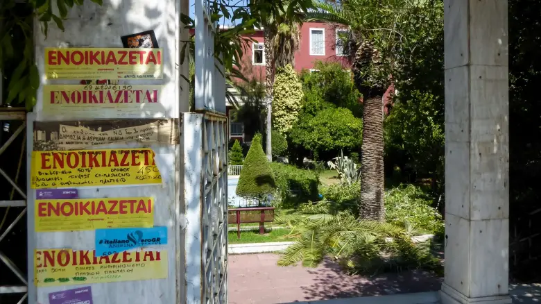 Σχεδόν μισός μισθός πάει στο ενοίκιο – Το 40% δίνει 1 στους 3 Έλληνες