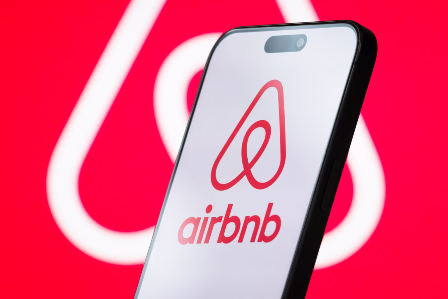 AIRBNB: Σε στενό κλοιό η βραχυχρόνια μίσθωση – Η εφορία μοιράζει «καμπάνες»