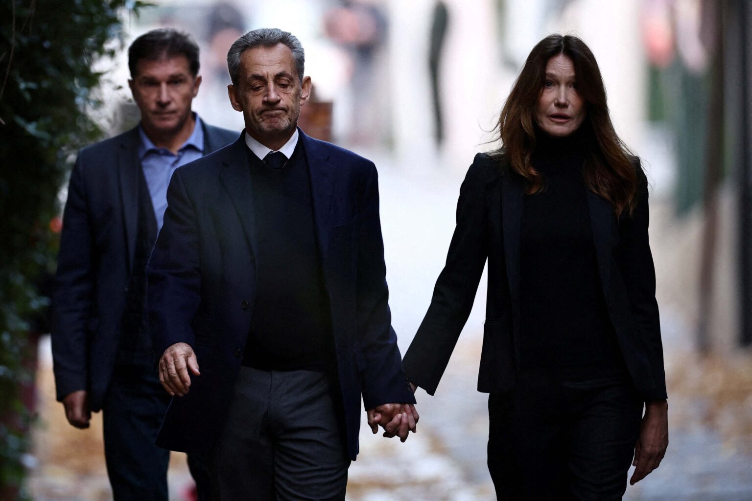 Ο Σαρκοζί στη φυλακή: Αναχώρησε από το σπίτι του χέρι χέρι με την Κάρλα Μπρούνι