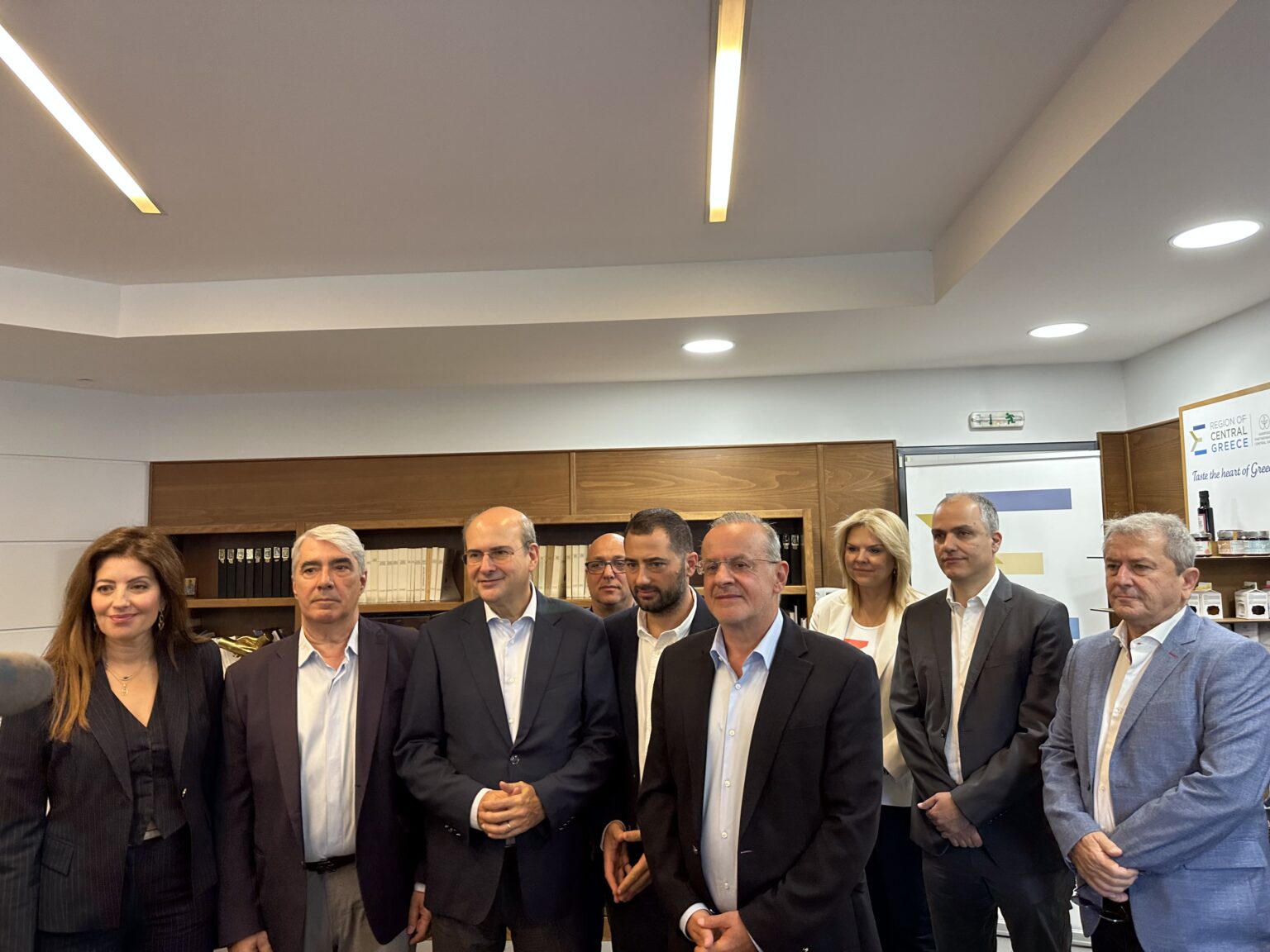 «Επίσκεψη – Βιτρίνα και Πολιτική Υποτέλεια»
