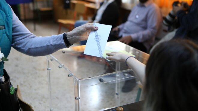 Δημοσκόπηση Opinion Poll: Οριακή πτώση για Ν.Δ., ΠΑΣΟΚ και Τσίπρα