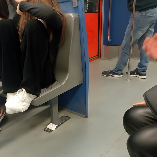 Τα Πόδια στο Κάθισμα και οι Τιμές μιας Κοινωνίας που Κατέρρευσε