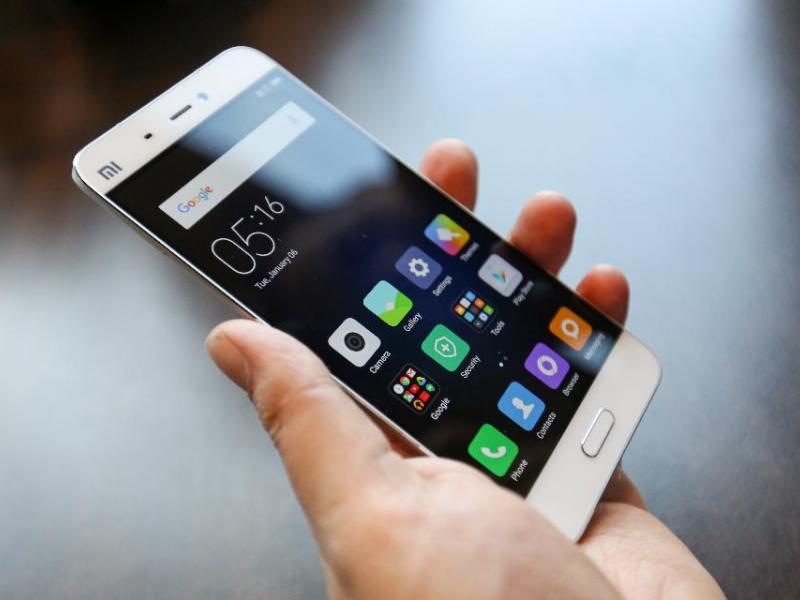 «Αντίο στα smartphones»: Ο Έλον Μασκ βλέπει το μέλλον της επικοινωνίας