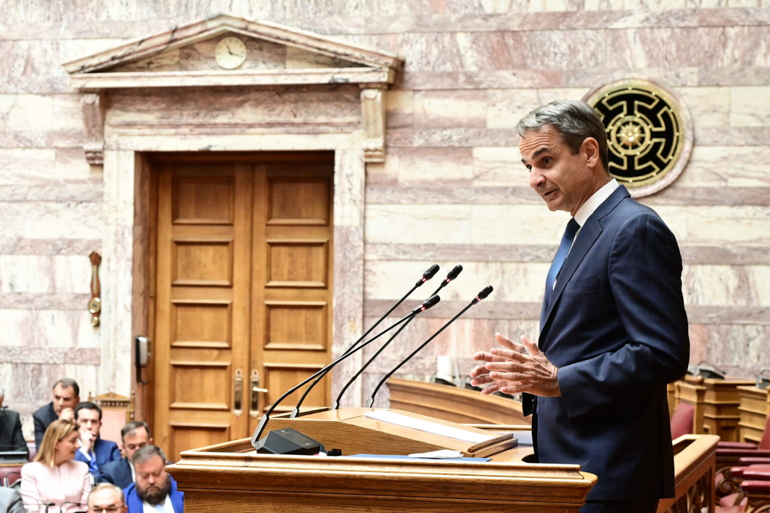 Μια κυβέρνηση που υπόσχεται τα πάντα και παραδίδει… αποδείξεις ταμείου