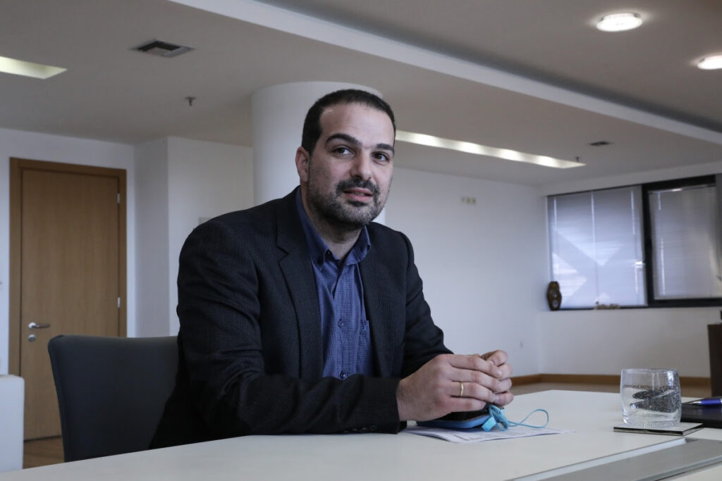 Σακελλαρίδης: Πώς μέσα σε 5 χρόνια χαρίστηκαν 1,26 δισ. ευρώ σε ομίλους και funds από φοροαπαλλαγές (με έναν νόμο και ένα άρθρο)
