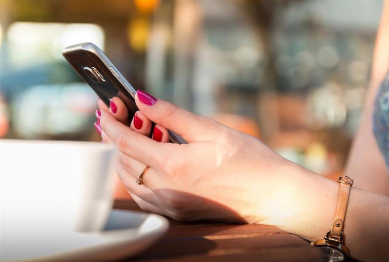 Πώς «αρπάζουν» κωδικούς μέσω SMS σε πολυσύχναστα εμπορικά κέντρα
