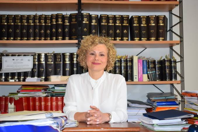 Ευαγγελία Μιμίκου: Η Δύναμη της Γνώσης, η Σταθερότητα της Δικαιοσύνης, η Ζεστασιά της Ανθρωπιάς