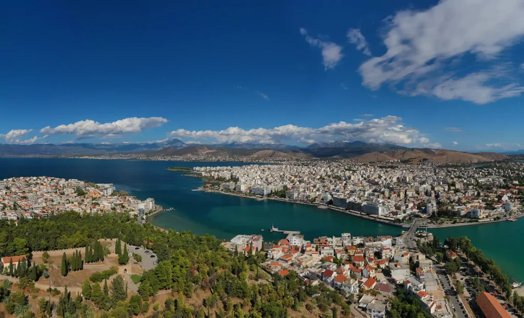 Δεν μας σώζει η “ελευθερία λόγου”. Μας σώζει το πολιτικό όραμα