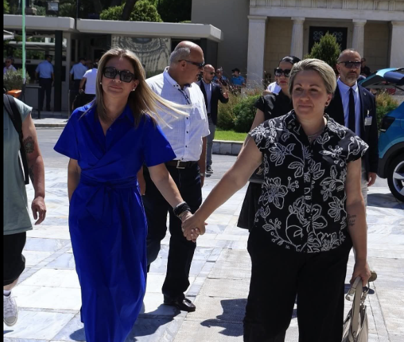 «Η μάνα σκίζει τα βουνά»: Η Μαρία Ντόλκα απαντά για την πολιτική πορεία της Μαρία Καρυστιανού
