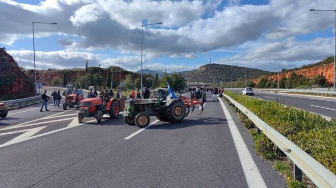 Αγρότες: Εκλεισε η Εθνική Οδός στο Κάστρο Βοιωτίας – Ο «χάρτης» των μπλόκων