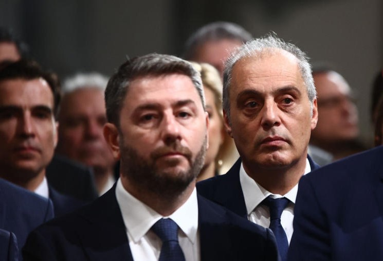 Ο Μητσοτάκης ψάχνει “σωσίβιο” αλλά σκέφτεται, χωρίς ….τον ξενοδόχο