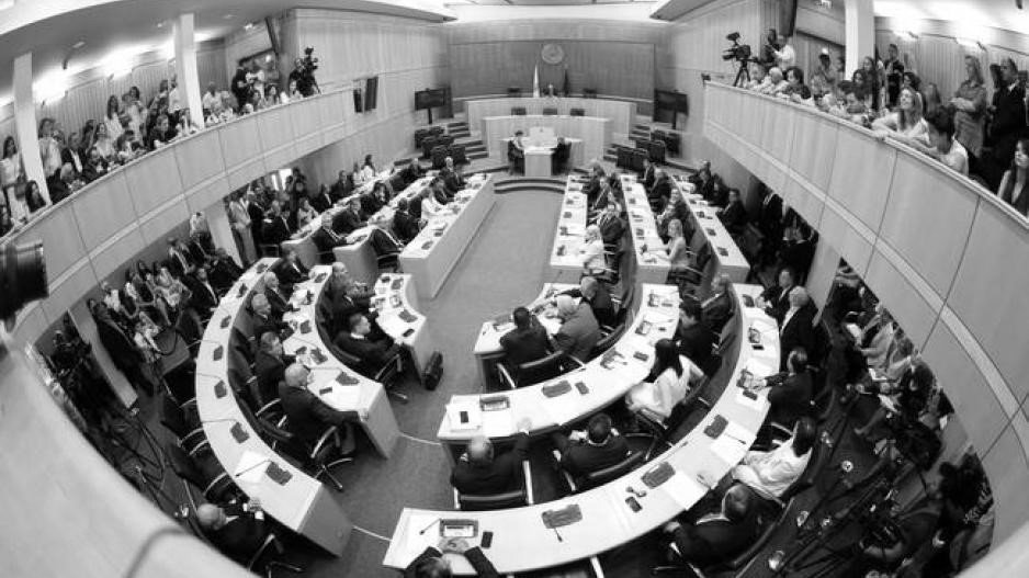Νομοθετούν και μετά… «τρέχουν» να την αξιοποιήσουν: η εξουσία σαν ιδιωτικό εργαλείο