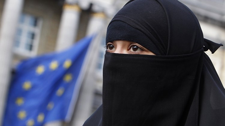 Μπούργκα: το νέο σκιάχτρο μιας πολιτικής που ξέμεινε από αλήθειες