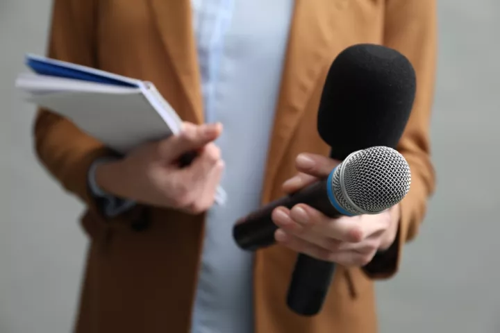 ΜΙΑ ΕΡΩΤΗΣΗ ΗΤΑΝ ΑΡΚΕΤΗ: ΟΤΑΝ Η ΔΗΜΟΣΙΟΓΡΑΦΙΑ ΞΕΓΥΜΝΩΝΕΙ ΤΗΝ ΕΞΟΥΣΙΑ