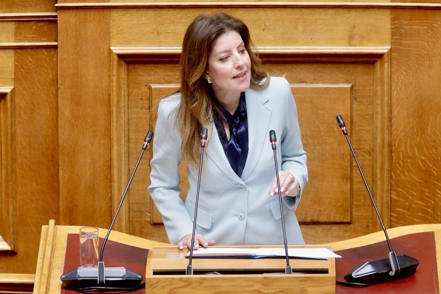 ΚΑΡΑΜΠΑΤΣΩΛΗ: ΒΟΥΛΕΥΤΗΣ ΕΥΒΟΙΑΣ Ή ΒΟΥΛΕΥΤΗΣ ΔΗΜΟΣΙΩΝ ΣΧΕΣΕΩΝ;