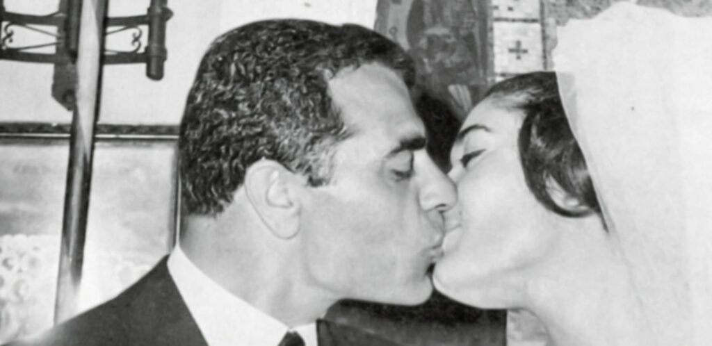 Τον Αύγουστο του 1957, Η Μαρινέλλα συνδέθηκε με τον Στέλιο Καζαντζίδη τόσο στο πάλκο όσο και στη ζωή