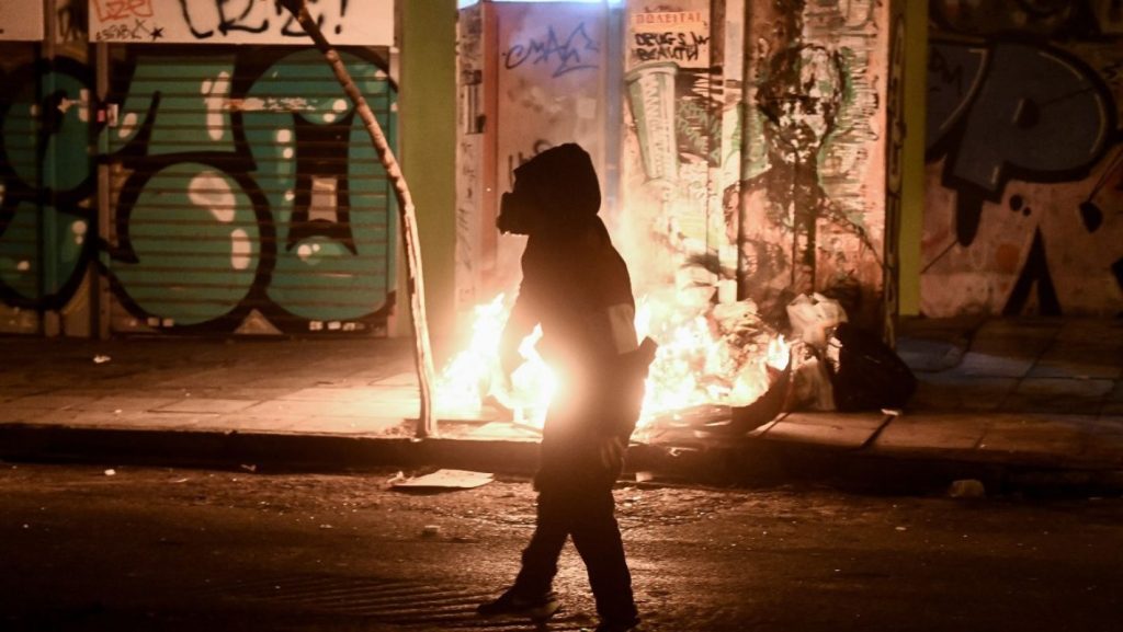 Χαλκίδα: Μολότοφ σε κατάστημα τα ξημερώματα – Στο μικροσκόπιο της Ασφάλειας το όχημα διαφυγής
