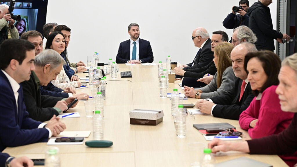 ΠΑΣΟΚ: Η διεύρυνση περνά στο τραπέζι του Συνεδρίου – πάνω από 100 πρόσωπα της Κεντροαριστεράς στο κάδρο
