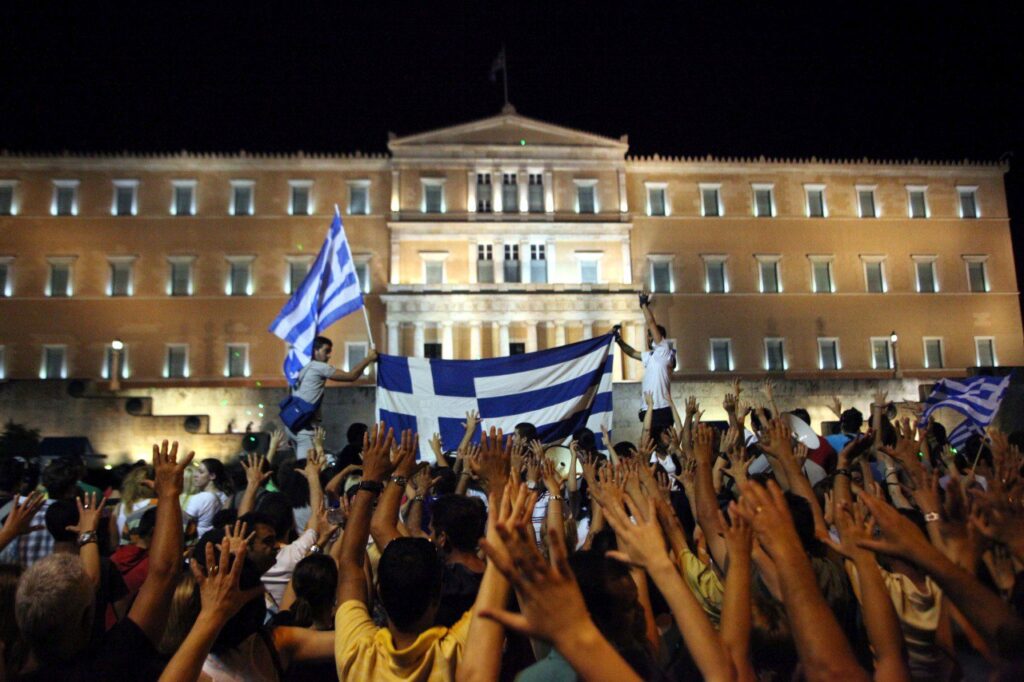 Μεταγραφές, διαγραφές και πολιτικά πήγαιν’-έλα: Η αστική σκηνή ξεγυμνώνει τη συγγένειά της