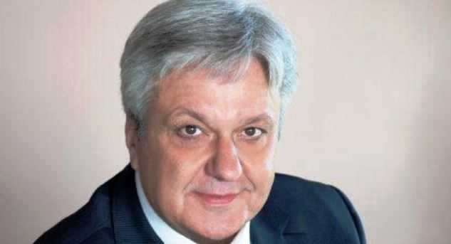 Ο Θωμάς δεν ετοιμάζει επιστροφή — ετοιμάζει άλλη μία τοξική επιδρομή στην πολιτική ζωή του τόπου