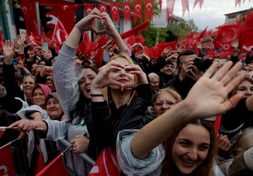 Σχολεία-φρούρια, κοινωνία σε πίεση: η θυμωμένη νεολαία της Τουρκίας χτυπά την πόρτα του καθεστώτος