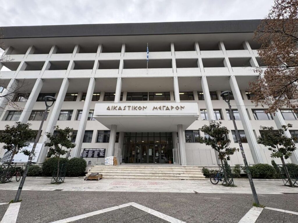 Τέμπη: Δίκη σε αίθουσα-ντροπή, με το κράτος να δικάζει πρώτα τη σοβαρότητά του