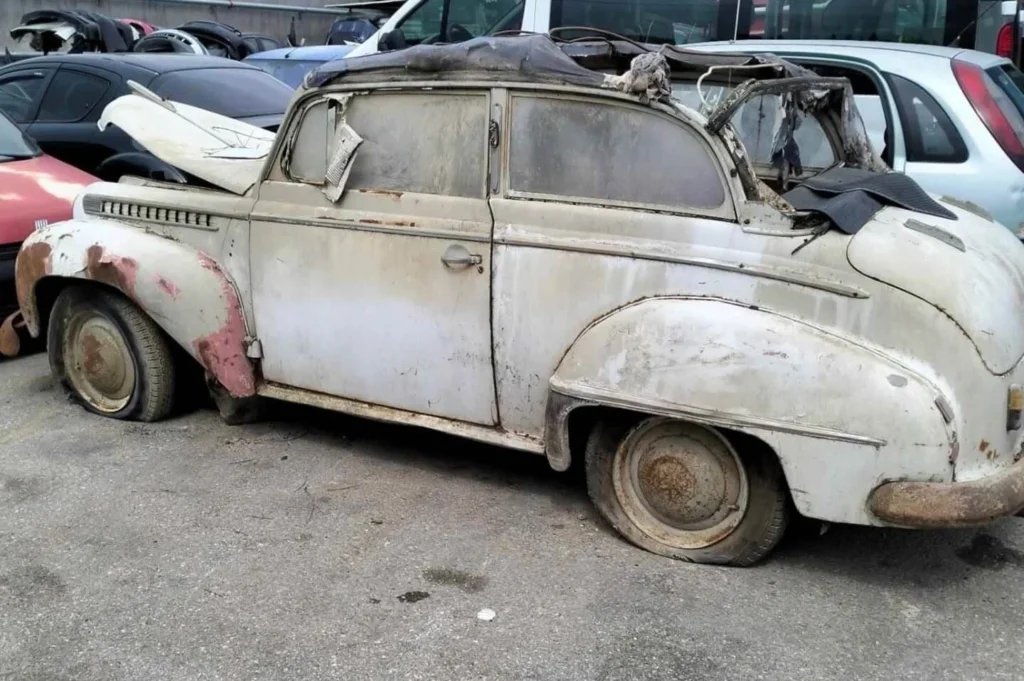 Χαλκίδα: ένα Opel Olympia σαπίζει στην αλμύρα του Ευρίπου