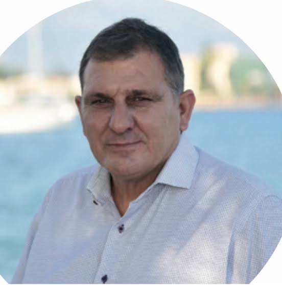 Δεν ξεπλένονται οι πολιτικές σκιές με πασχαλινές ευχές