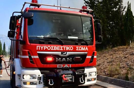 Φωτιά στο εργοτάξιο του Δήμου Διρφύων-Μεσσαπίων στα Ψαχνά – Συναγερμός, καπνοί και βαριά ερωτήματα για το τι ακριβώς φυλάσσεται, πώς αποθηκεύεται και ποιος ελέγχει τι γίνεται μέσα σε δημοτικό χώρο