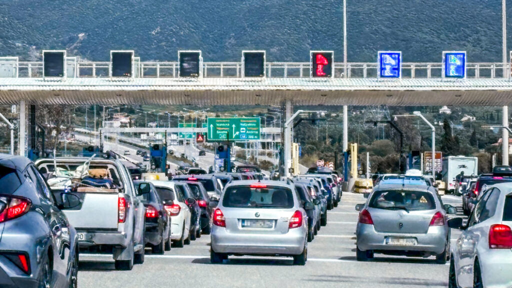 Επιστροφή με το πόδι στο φρένο: στο κόκκινο η Αθηνών–Κορίνθου, αυξάνεται ώρα με την ώρα η πίεση προς Αττική