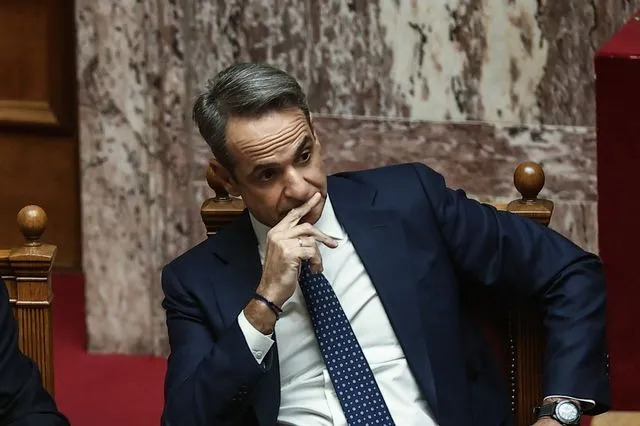Κάλπες διαφυγής για να μη θαφτεί το Μαξίμου κάτω από τις δικογραφίες