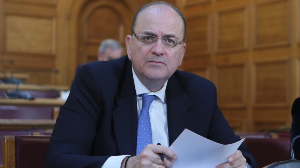 Ποιον νομίζεις ότι κοροϊδεύεις με ένα χαρτί στην κάμερα;