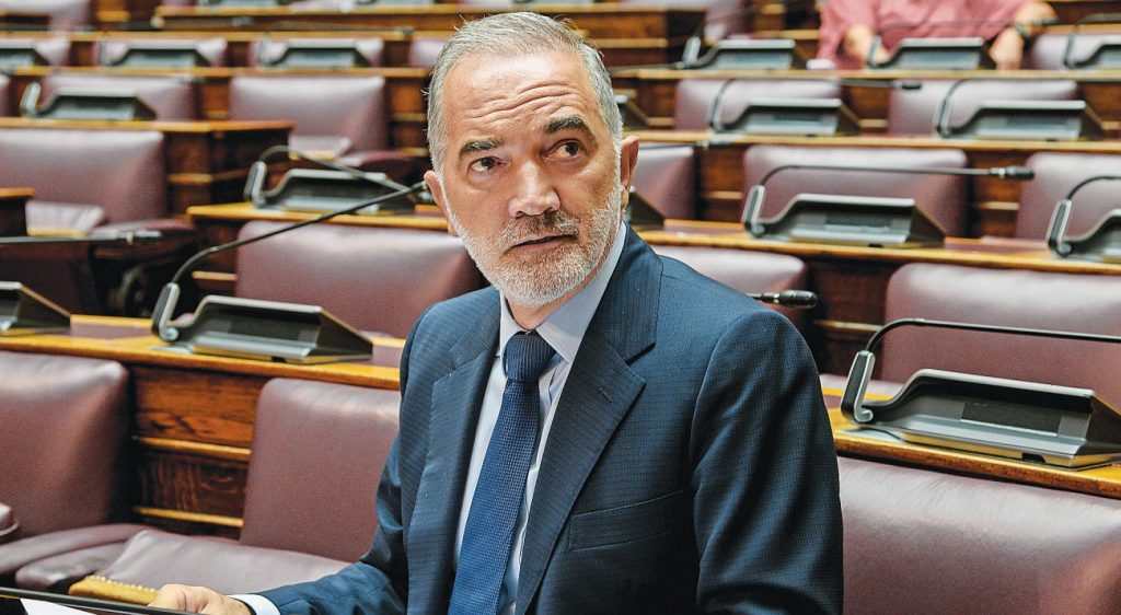 Σαλμάς κατά Μητσοτάκη: από τη διαγραφή στο πολιτικό κατηγορητήριο