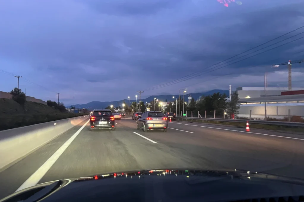 Μπορώ να προσπεράσω από δεξιά στην εθνική οδό; Επιτρέπεται από το νόμο;