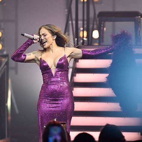 J.Lo σε φινάλε-φωτιά: γυμνή πλάτη, cutouts και βλέμματα καρφωμένα πάνω της