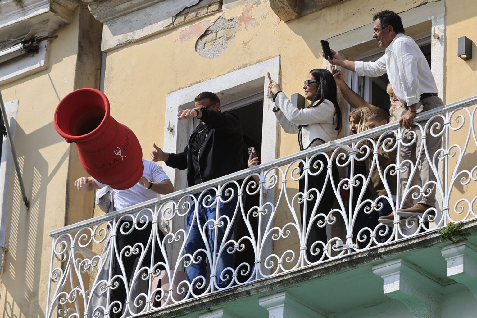 Κέρκυρα: Έσπασαν ξανά οι «Μπότηδες» για την πρώτη Ανάσταση – Θεαματικά πλάνα από το ξεχωριστό έθιμο