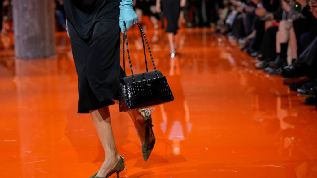 Από Prada μέχρι γαλλικό καρό: Οι 5 τάσεις στις φούστες που θα δείτε παντού