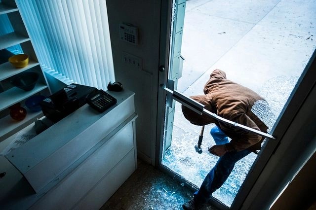 Χαλκίδα: Ταυτοποιήθηκε άνδρας για διαρρήξεις σε καταστήματα – Έσπαγε βιτρίνες με μάρμαρα και πέτρες