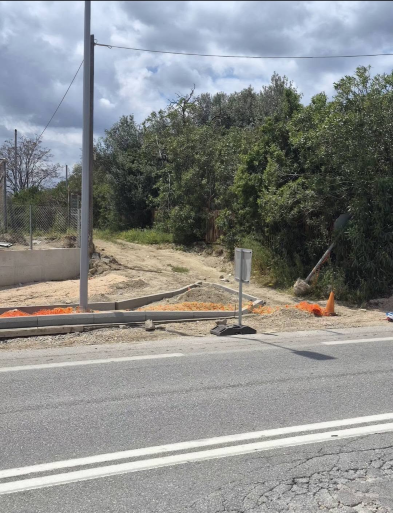 Τι συμβαίνει ανάμεσα σε Palmariva και Petit Village; Ερωτήματα για τη στένωση της πρόσβασης προς την παραλία