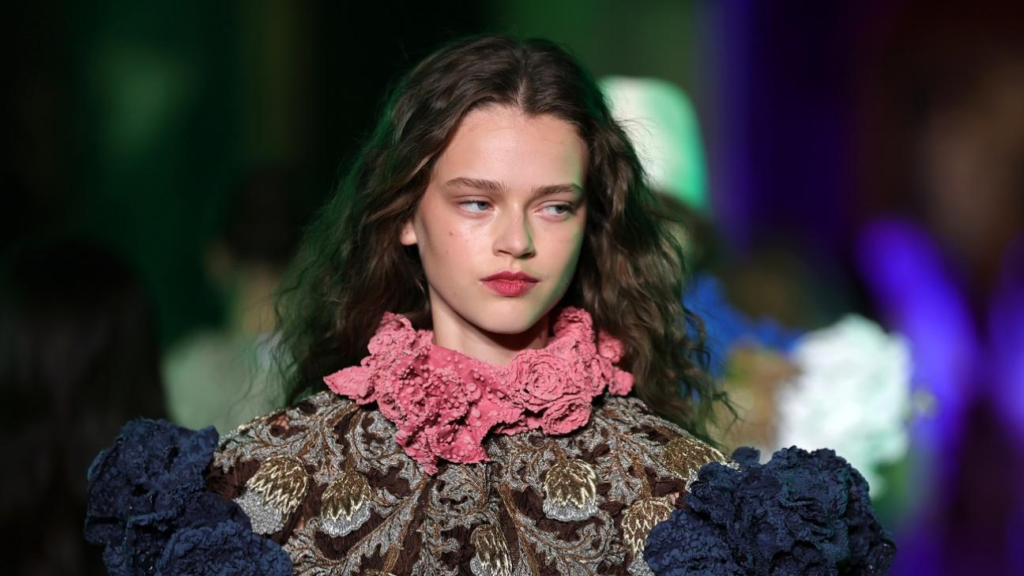 Ο οίκος Louis Vuitton έφερε το παριζιάνικο στιλ στους δρόμους της Νέας Υόρκης για την Cruise 2027