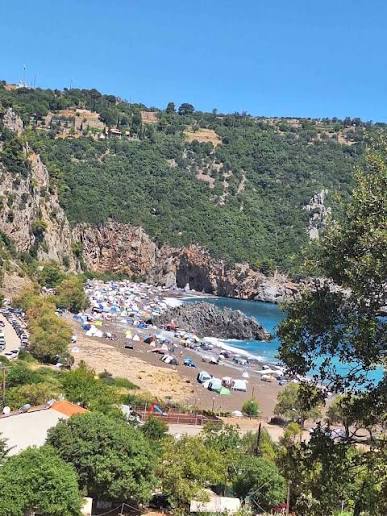 Η Εύβοια δεν αντέχει άλλο ανεξέλεγκτο κάμπινγκ στον Λιμνιώνα