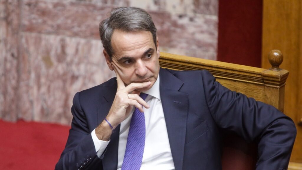 Η ΝΔ βράζει και ο Μητσοτάκης παριστάνει τον σεφ: «Όποιος δεν αντέχει τη ζέστη, ας φύγει από την κουζίνα»