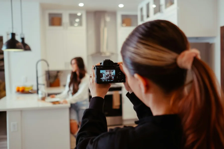 Πώς να βγάζεις φωτογραφίες σαν influencer – 5 μυστικά που δεν σου λένε