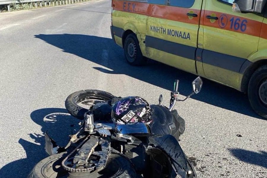 Χαλκίδα: Μοτοσυκλέτα κατέληξε στην είσοδο αρτοποιείου στον Καράμπαμπα – Έσπασε η τζαμαρία